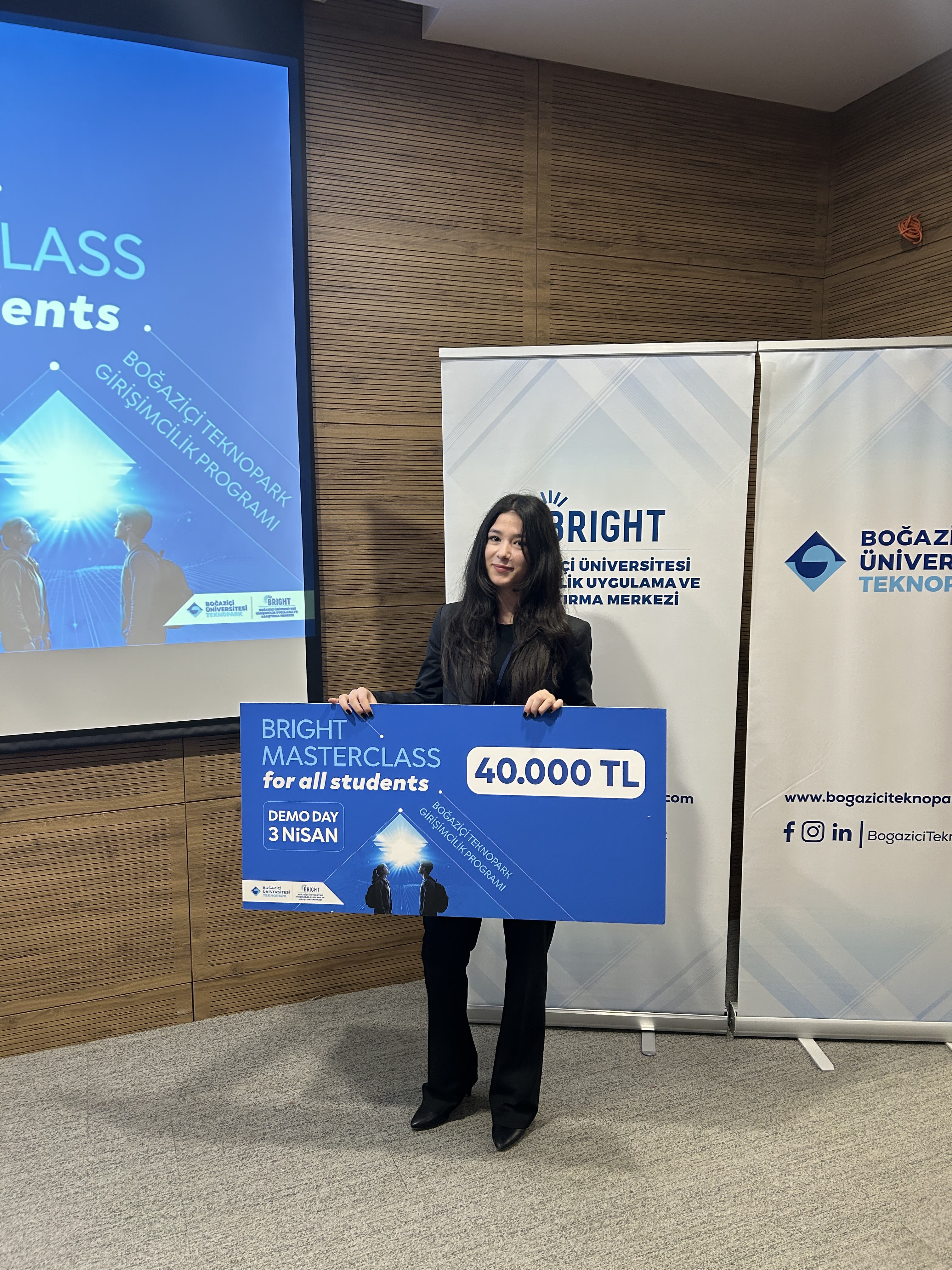 Tera Map Türkiye İstanbul etkinlik eventi Foligno Italia Tera Holding — Bright Masterclass 40.000 TL Demo Day 3 Nisan award held at Boğaziçi Teknopark Girişimcilik Programı İstanbul with BRIGHT and Teknopark banners behind Tera Map founder