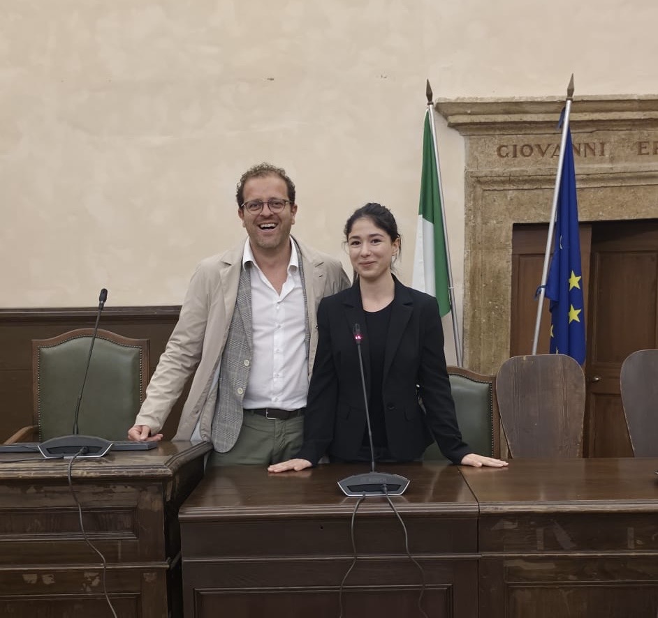Tera Map Türkiye İstanbul etkinlik eventi Foligno Italia Tera Holding — Tera Holding representatives at Foligno Italia council chamber eventi with Italian and European Union flags behind a formal wooden dais during international cooperation