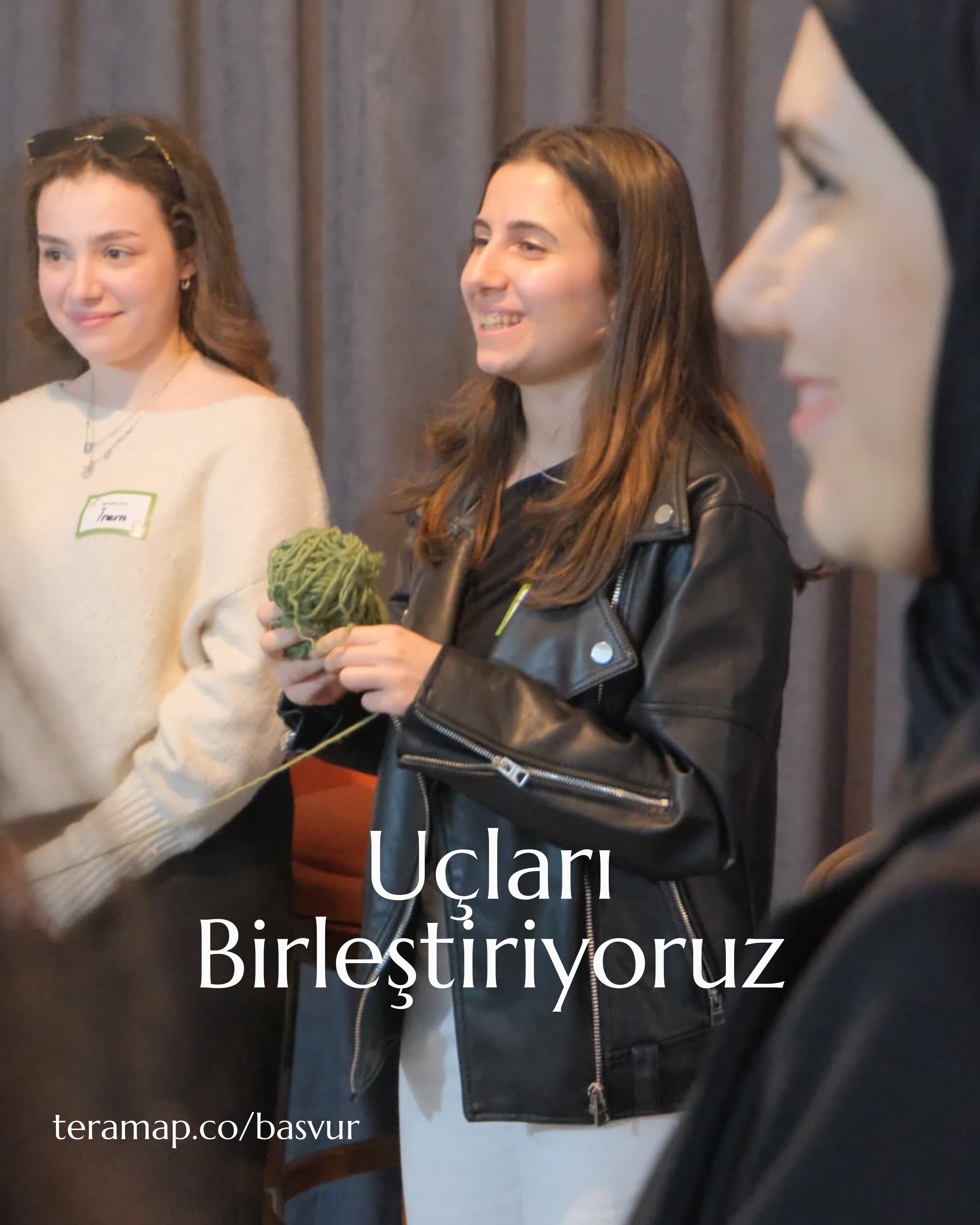 Tera Map Türkiye İstanbul etkinlik eventi Foligno Italia Tera Holding — Uçları Birleştiriyoruz yarn community etkinlik with young participants connecting green yarn and call to action teramap.co/basvur for Tera Map Tera Holding